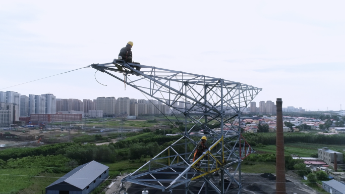 电力塔高空作业塔尖工人航拍4k