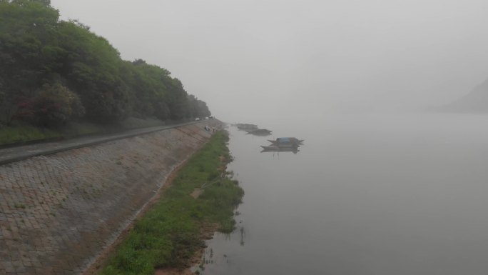 航拍富春江边堤岸渔船渔民起雾
