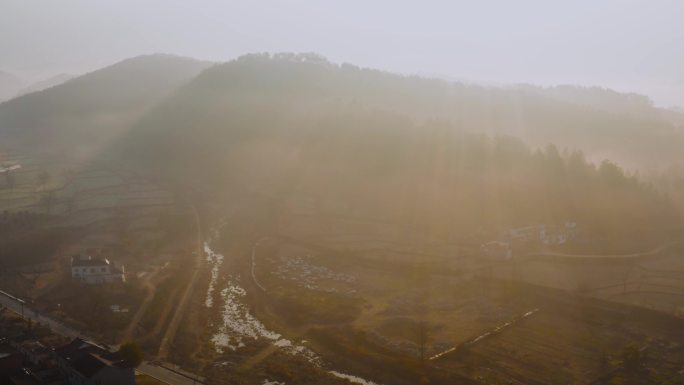 4k过年回家冬季日出时大山下田野山坡村庄