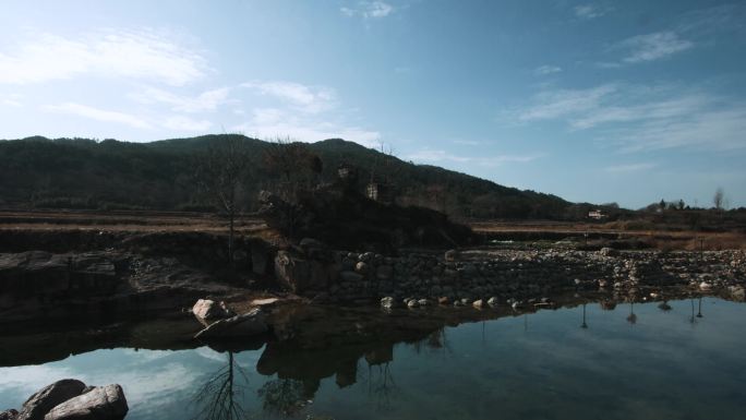 4k延时过年回家天空和河水里的倒影的云层