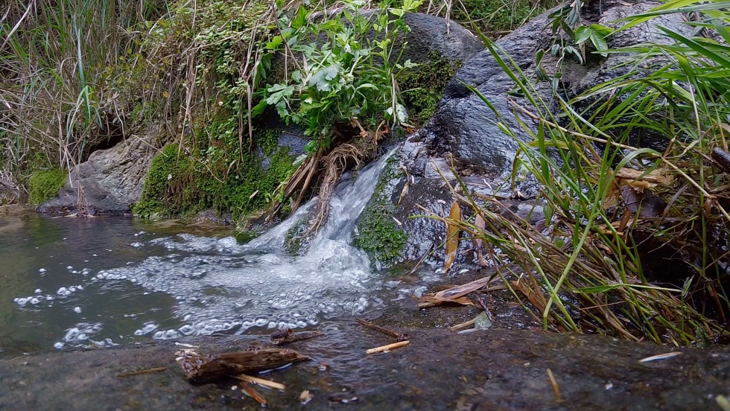 水底实拍山溪水