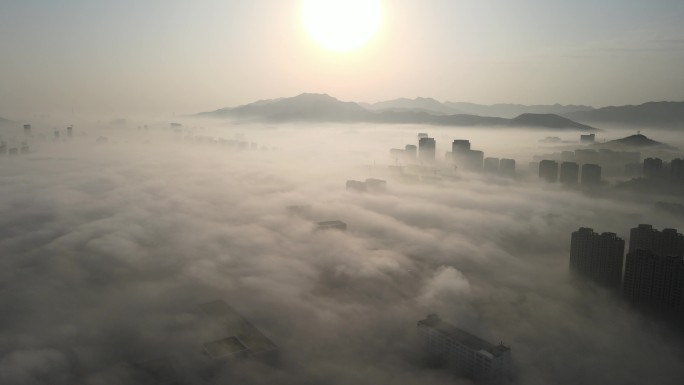 阳光与平流雾之下的威海高区城市景观航拍