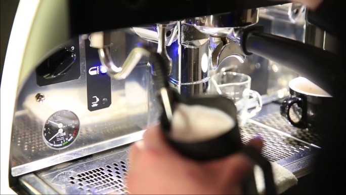 制作咖啡过程简单拉花拿铁咖啡