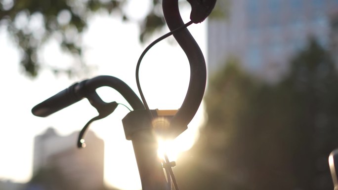 早上阳光下北京城市一角的单车