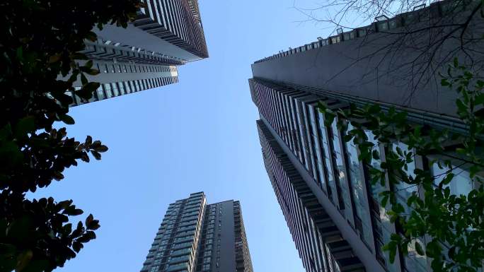 城市高楼下仰望蓝天阳光4K
