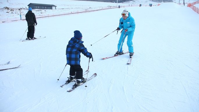 滑雪场孩子们快乐滑雪培训