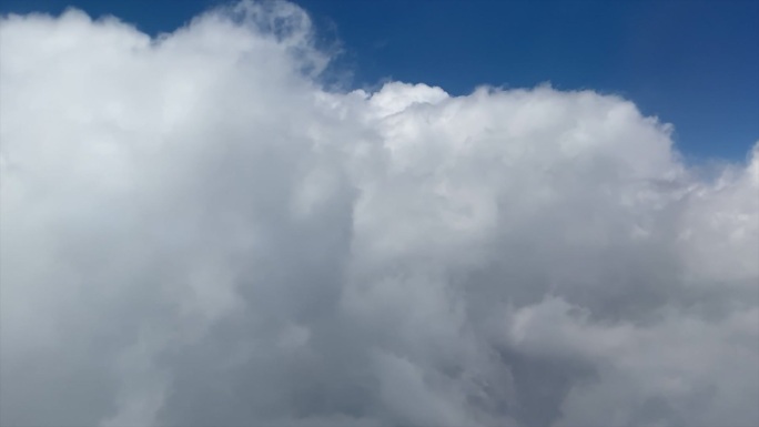 飞机上拍摄云在快速移动