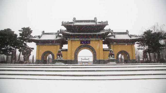 大雪中的华圣寺寺门