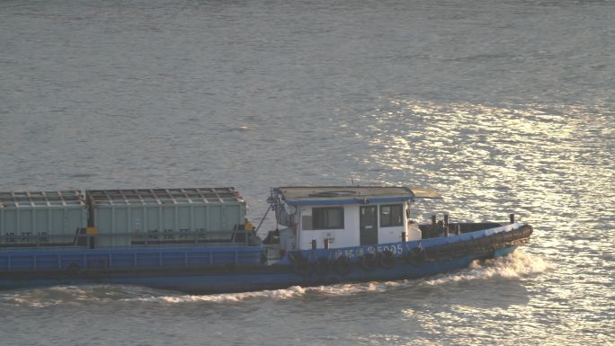 4K原素材-航拍黄浦江面上行驶的环卫船