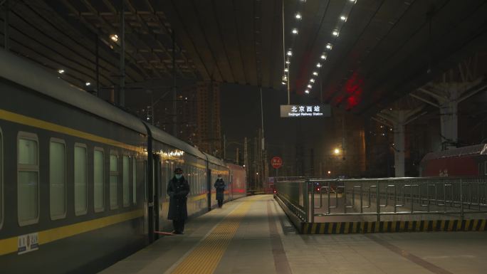 【4k】北京西客站绿皮火车离开画面