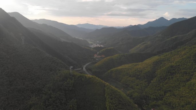 群山远眺山中公路4K