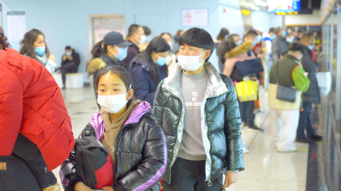 4K春节疫情常态化-地铁里戴口罩乘客过年