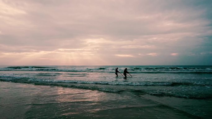 赶海海浪海上日出耶稣光