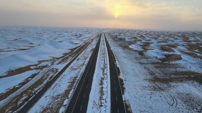 冬天沙漠公路大雪覆盖