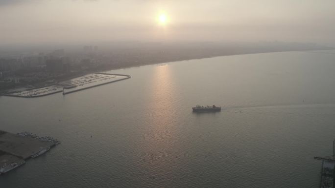 渡轮回港码头航拍滨海城市