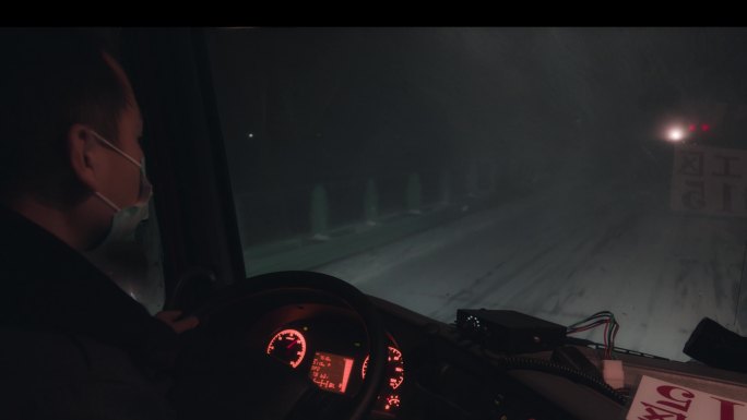 夜晚风雪司机开货车在高速