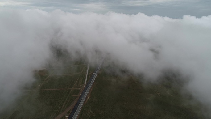公路 雨雾缭绕 云海