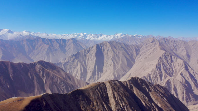 新疆雪山航拍4K