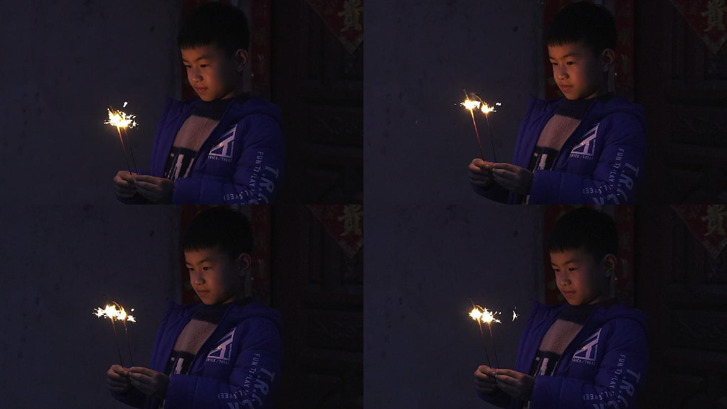 一个小男孩手拿仙女棒烟花特写升格