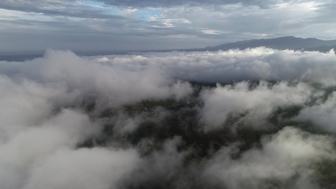 穿过云层 云团 雨雾缭绕 阳光 太阳