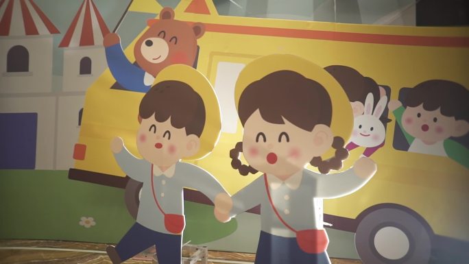 小学生手牵手开心的上学
