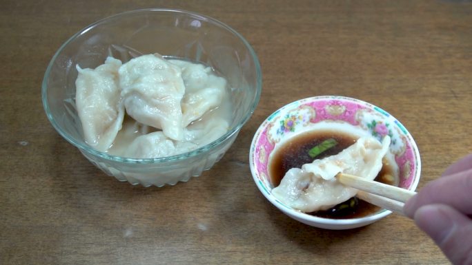 传统美食水饺、饺子蘸醋