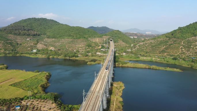 乘坐海南环岛高铁可以欣赏美丽的景色