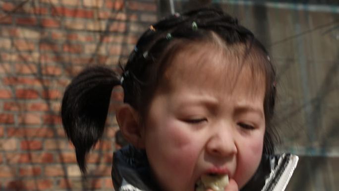 农村小孩吃饺子（2K50帧）