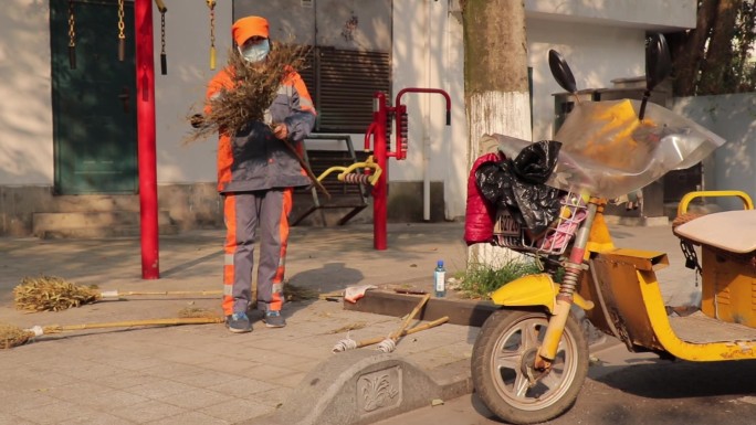 环卫工人日常生活街道扫地绑扫把镜头