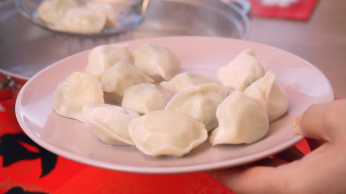 煮水饺、春节吃饺子、传统美食水饺