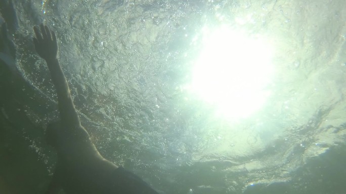 水下拍摄人从水面游过