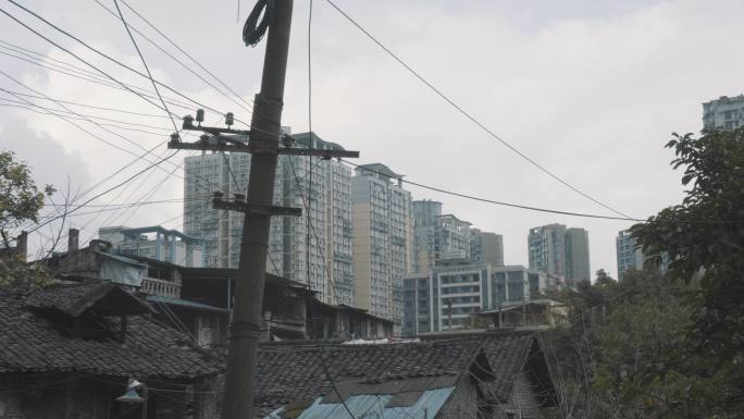 老旧村庄坐在在城市的深处上空有流动的云层