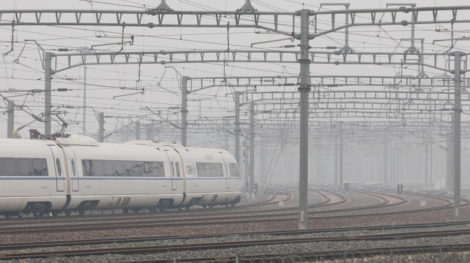 白天，北京雾霾，高铁和谐号，火车行驶