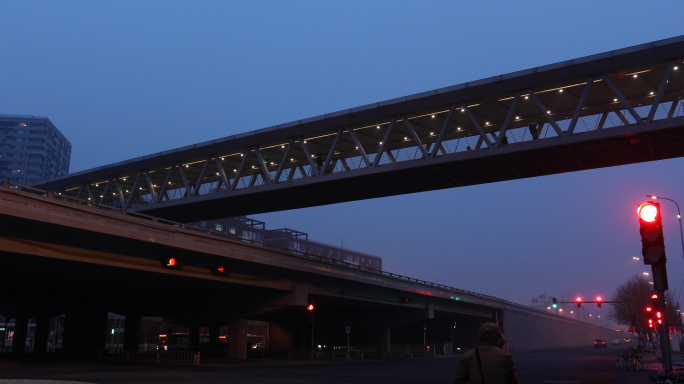 过街天桥，深夜行人，城市夜晚4k