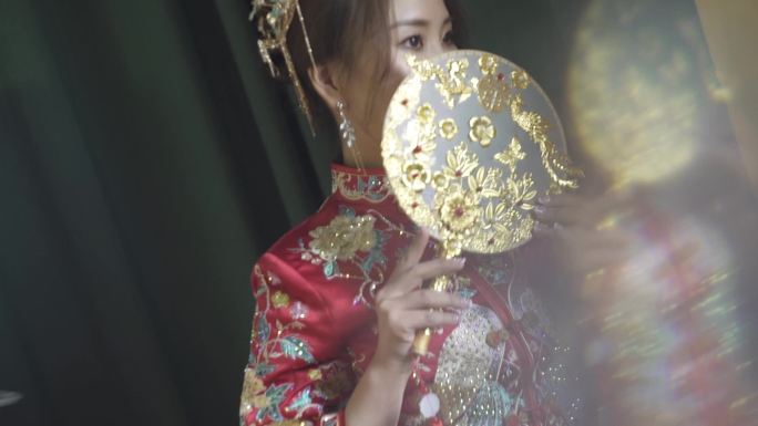 中式新娘拿着中式小圆扇