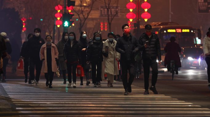 北京春节夜景斑马线人群冬天街道行人