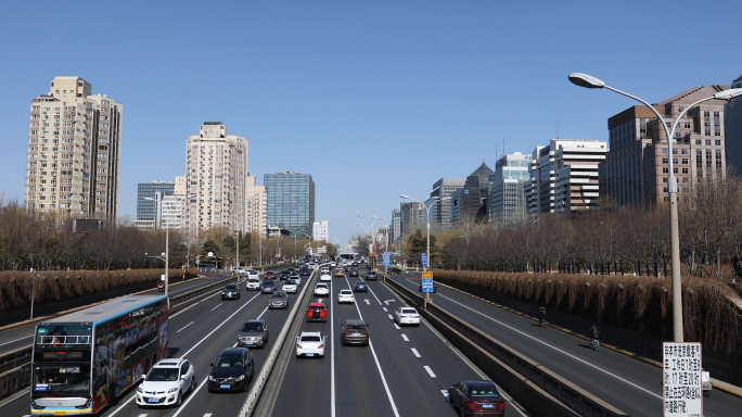 白天车流城市街道4k