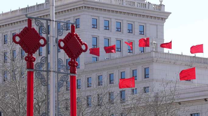 白天北京春节车流，节日气氛，红旗红灯笼