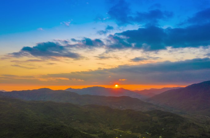 海南省保亭的山和落日风景