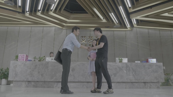 男子出差谈业务握手高铁站