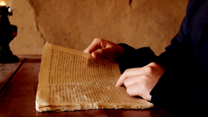 煤油灯下看书的少年专注看书挑灯夜读