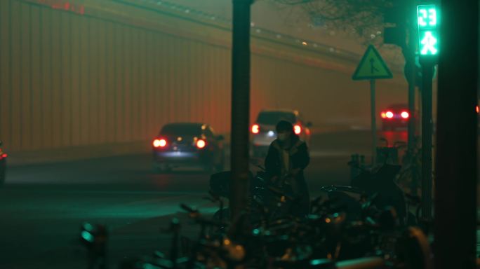 夜晚北京雾霾，环境污染，恶劣天气，车流