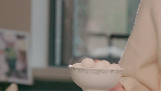 元宵节一家三口在别墅里吃汤圆