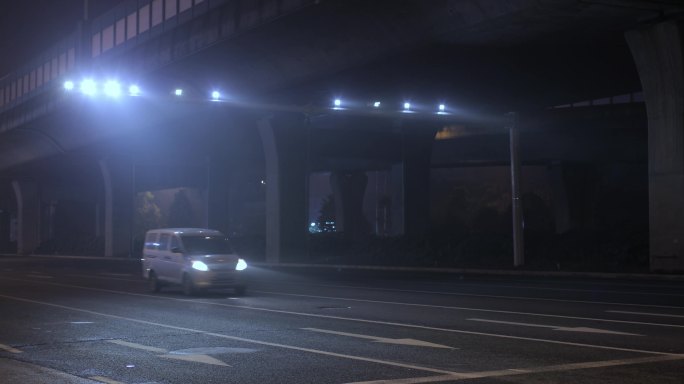 4K汽车开过凌晨大雾下的街道01