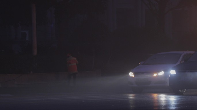 4K凌晨大雾中的道路清洁工03