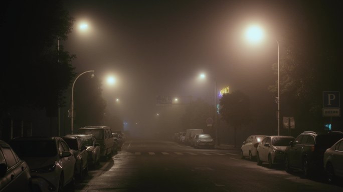 4K凌晨浓雾下的城市小街01