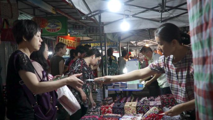实拍泰国夜市顾客交易购物升格