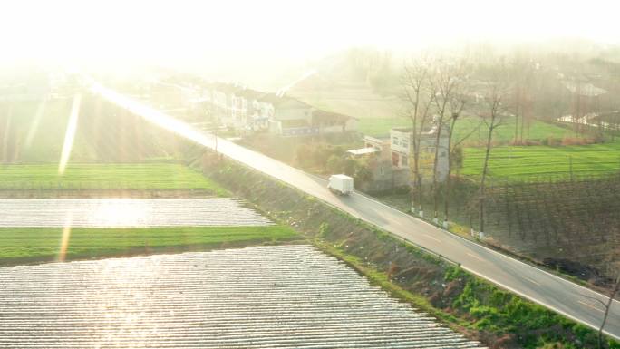 货车行驶在乡村路上物流