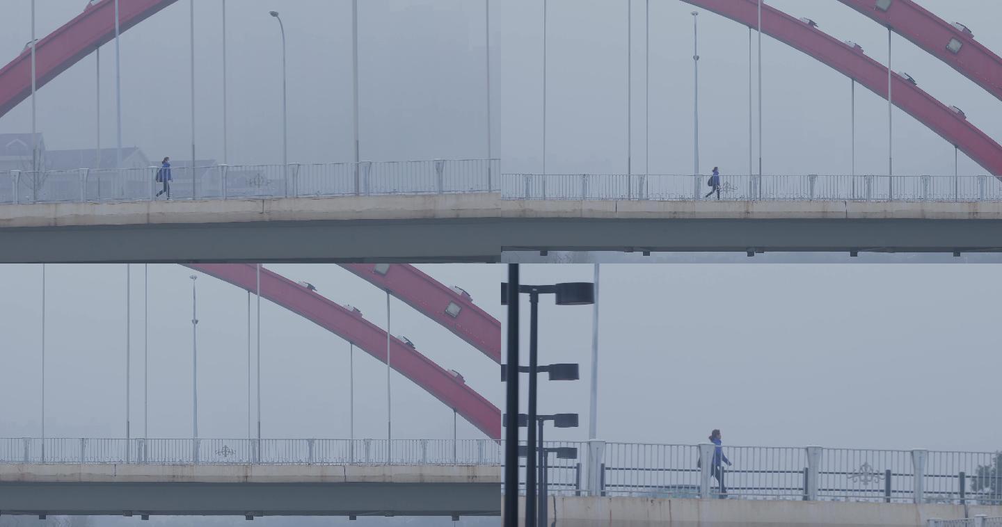 4K浓雾中大步走在桥上的女性一组
