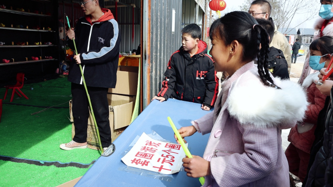 游乐场、小孩子玩耍、蹦床、套圈